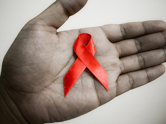 Красная лента - символ поддержки больных СПИД